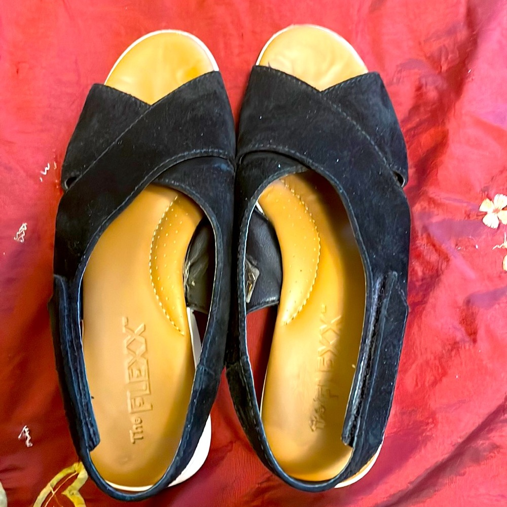 Extremely comfy the Flexx Crossband Suede sandals. US Size 7